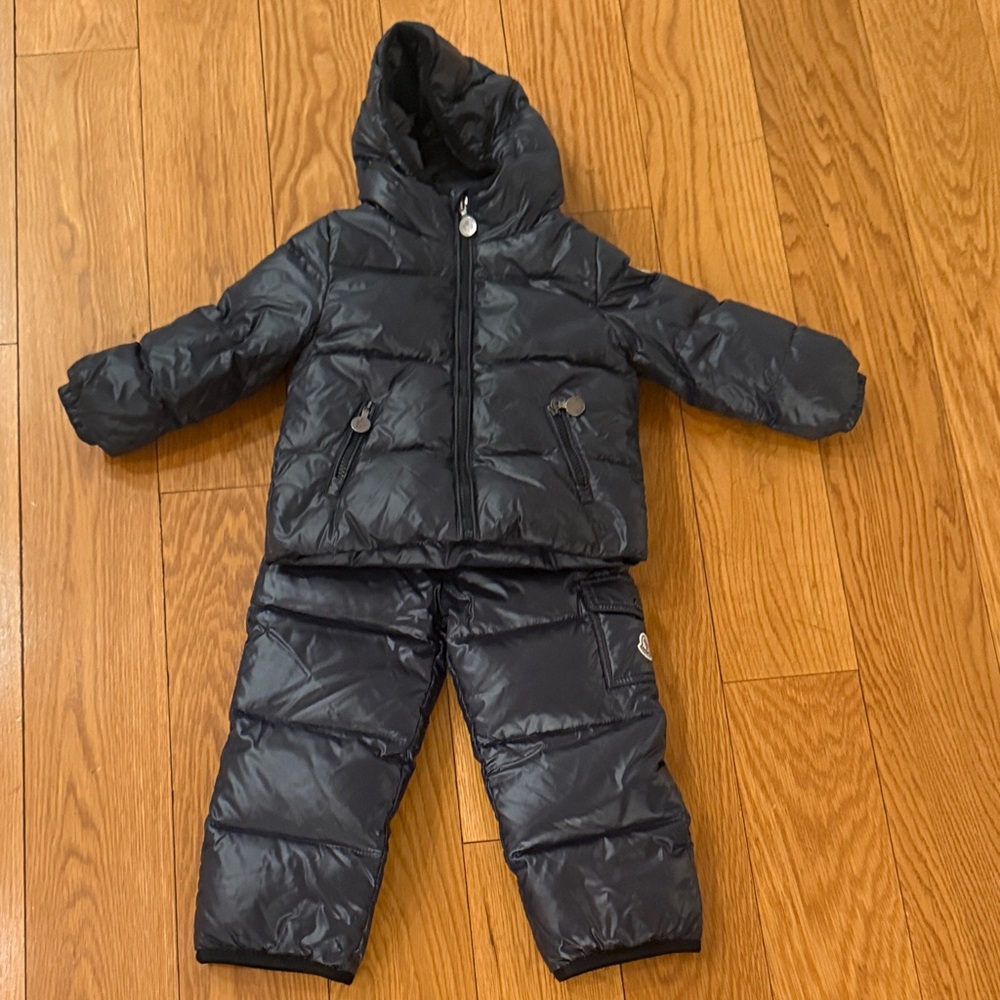 Moncler Navy Kids 2 piece puffer jacket and overall snow pants. Unisex 2Y
